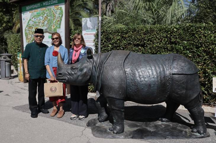 Ada Badak Jawa di Kebun Binatang Roma: Cerita Patung Berbalut Batik Karya Seniman Jogja di Italia