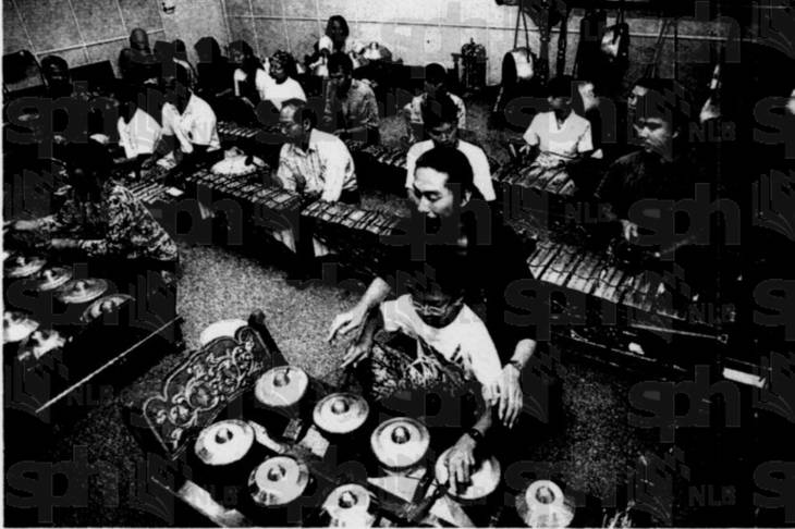 Alunan Gamelan di Kelab Masyarakat Kampung Kembangan Singapura pada 1992, Variasikan dengan Aneka Lagu