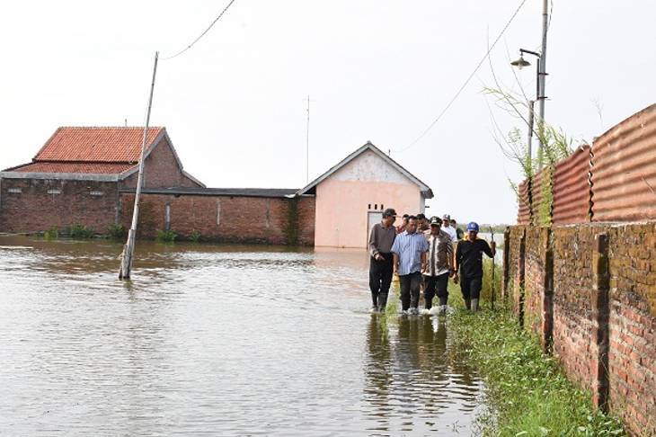 Daratan Pantura Perlahan Terendam Air, tapi Hidup Tetap Harus Berjalan