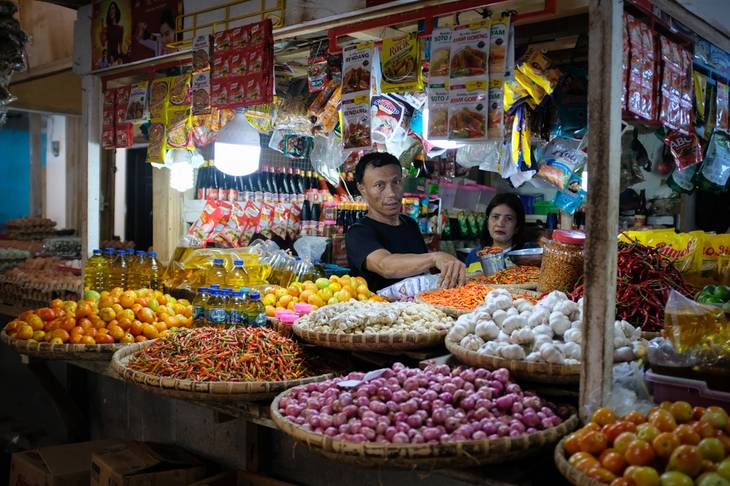 Meskipun Minimarket Menjamur, Warung Masih Jadi Tempat Favorit untuk Berbelanja