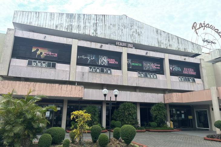 Rajawali Cinema Purwokerto: Satu-satunya Bioskop di Indonesia yang Pertahankan Poster Film Lukis Tangan
