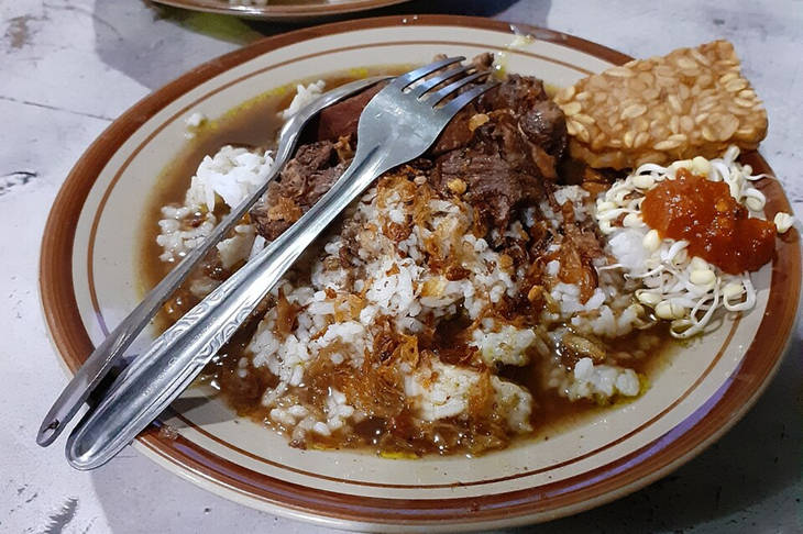 Rawon Kalkulator, Warung Legendaris di Surabaya dengan Atraksi Hitung Cepat Pramuniaganya