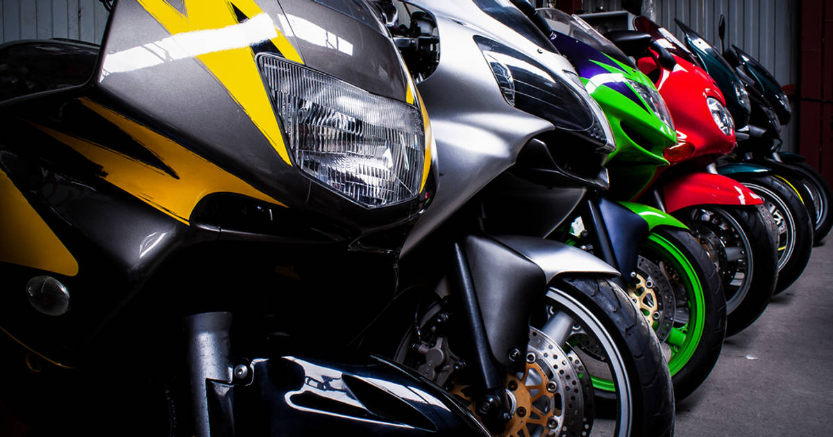Perbandingan Jumlah Pengguna dan Penjualan Sepeda Motor di Indonesia