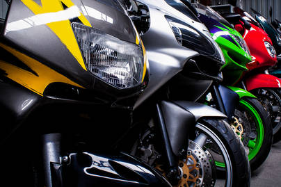 Perbandingan Jumlah Pengguna dan Penjualan Sepeda Motor di Indonesia