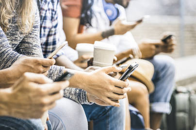 Melihat Rerata “Screen Time” Gen Z Indonesia dalam Bermedsos, Berapa Lama dalam Sehari?