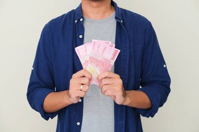 Ini yang Dilakukan Gen Z Saat Menerima Gaji Pertama, Mayoritas Memberikan ke Orang Tua