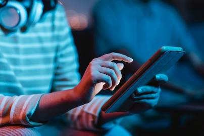 Warga RI Terlama Main Gadget di Dunia
