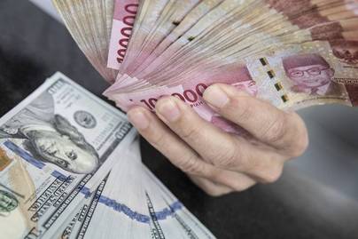 Tertinggi Sejak Pandemi, Dolar AS Tembus Rp16 Ribu!