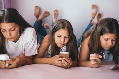New York Sahkan UU Untuk Membatasi Penggunaan Media Sosial pada Anak