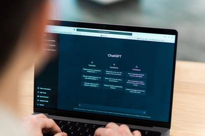 ChatGPT vs Gemini: Manakah Chatbot AI yang Terbaik?