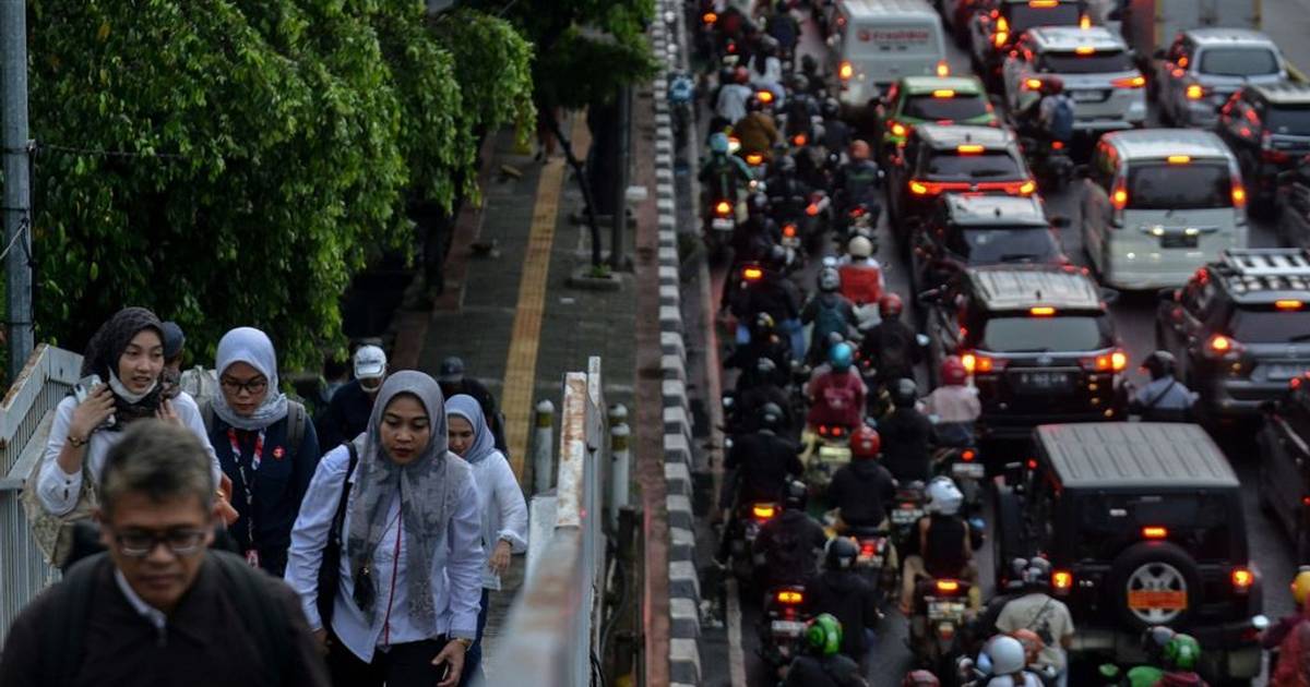 Terkikisnya Kelas Menengah di Era Jokowi: Beban Bertambah, Birokrasi Berubah