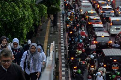 Terkikisnya Kelas Menengah di Era Jokowi: Beban Bertambah, Birokrasi Berubah