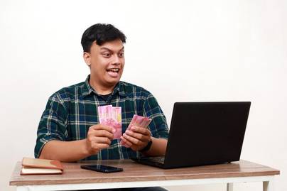 Kelas Menengah Mendominasi Pengguna Pinjol di Indonesia