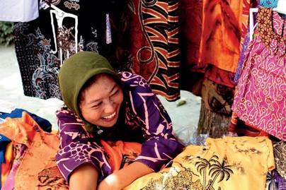 Fleksibel Tapi Minim Perlindungan: Menguak Fenomena Perempuan Indonesia Memilih Sektor Informal