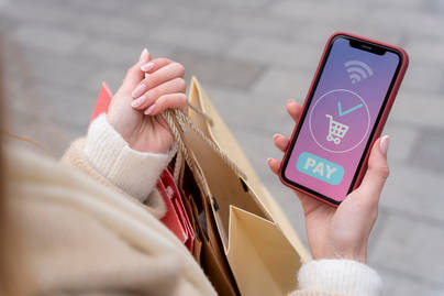 Dari Scroll Sampai Checkout: Begini Cara Iklan Digital Memengaruhi Belanja Anak Muda di 2024