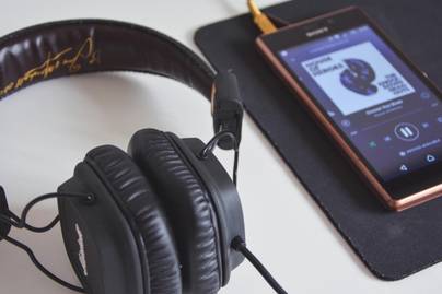 Mengulik Preferensi Anak Muda dalam Memilih Platform Streaming Musik di Era Digital