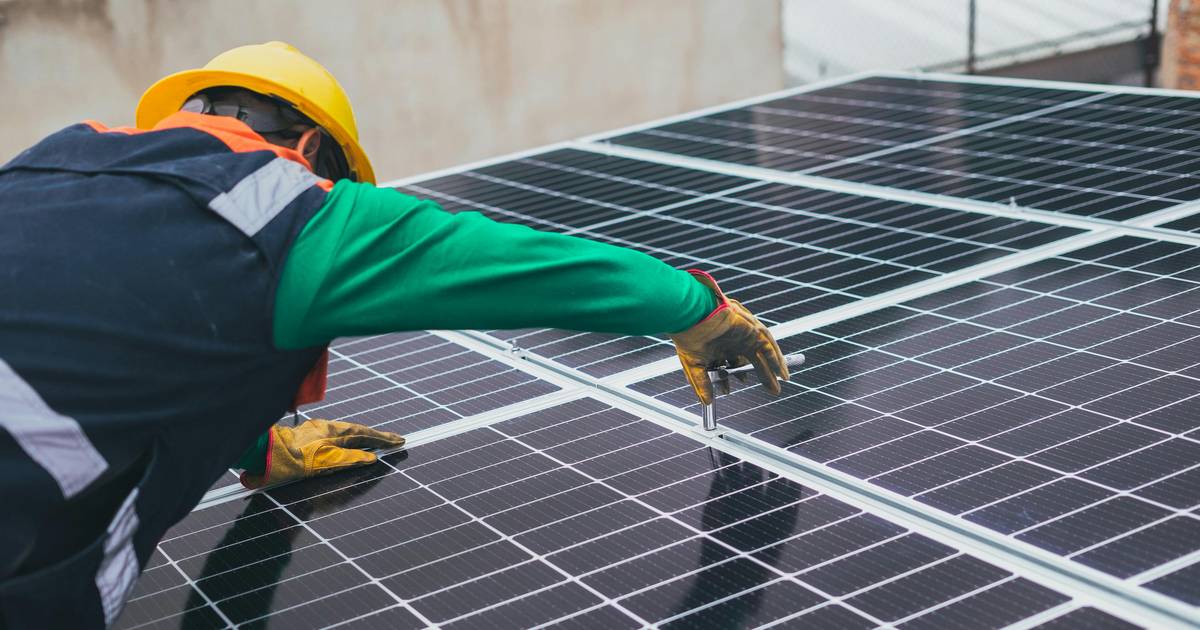 Realita Transisi Energi Terbarukan di Indonesia: Bisakah Target 23% pada 2025 Tercapai?
