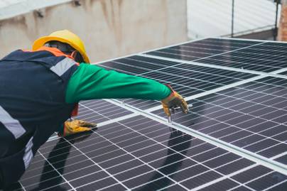 Realita Transisi Energi Terbarukan di Indonesia: Bisakah Target 23% pada 2025 Tercapai?