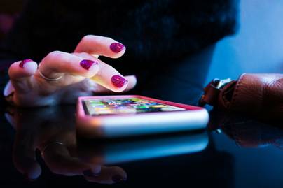 98% Publik Indonesia Akses Internet Lewat Handphone, Tertinggi di Dunia