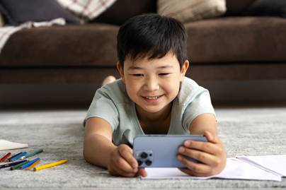 Komdigi Resmi Batasi Medsos Anak, Bagaimana Respons Publik?