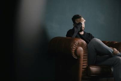 Merasa Hilang Arah di Usia 20-an? Ini Tanda Kamu Mengalami Quarter Life Crisis