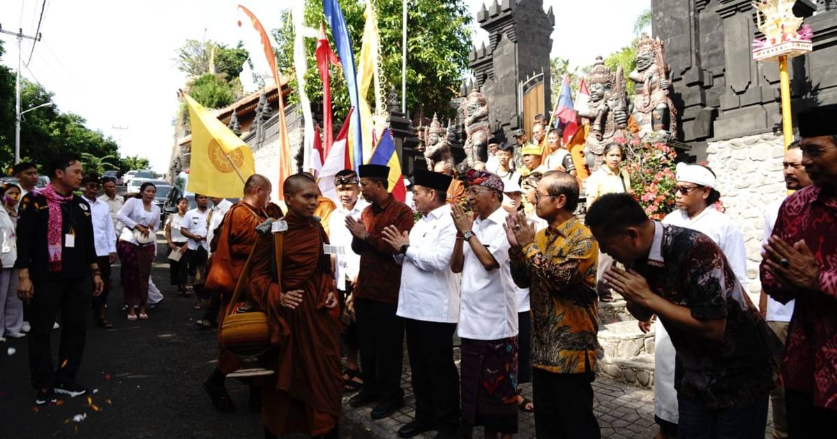 Puluhan Biksu Thudong Jalan Kaki dari Bali ke Borobudur, Apa Makna Filosofisnya?