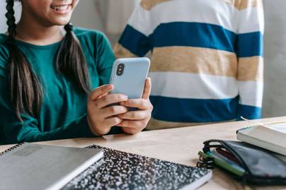 Pengaruh Durasi Penggunaan Perangkat Digital terhadap Skor PISA Sains 2025