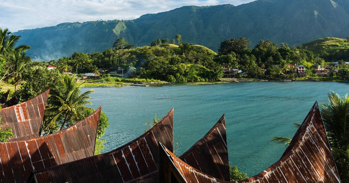 Melihat Keunikan 10 Danau Terbesar di Indonesia