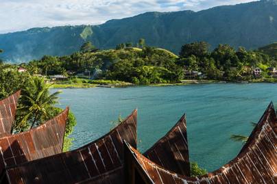 Melihat Keunikan 10 Danau Terbesar di Indonesia