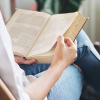 Di Tengah Gempuran Digital, Seperti Apa Pembaca Buku Indonesia?